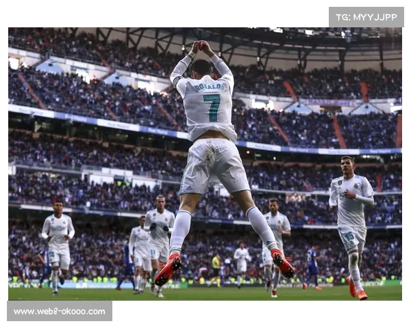 伯纳乌球迷高唱队歌激励残阵皇马,现场TIFO致敬欧冠传奇