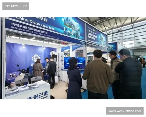 AI教练机器人亮相中网巡总决赛，完成递拍递球仪式